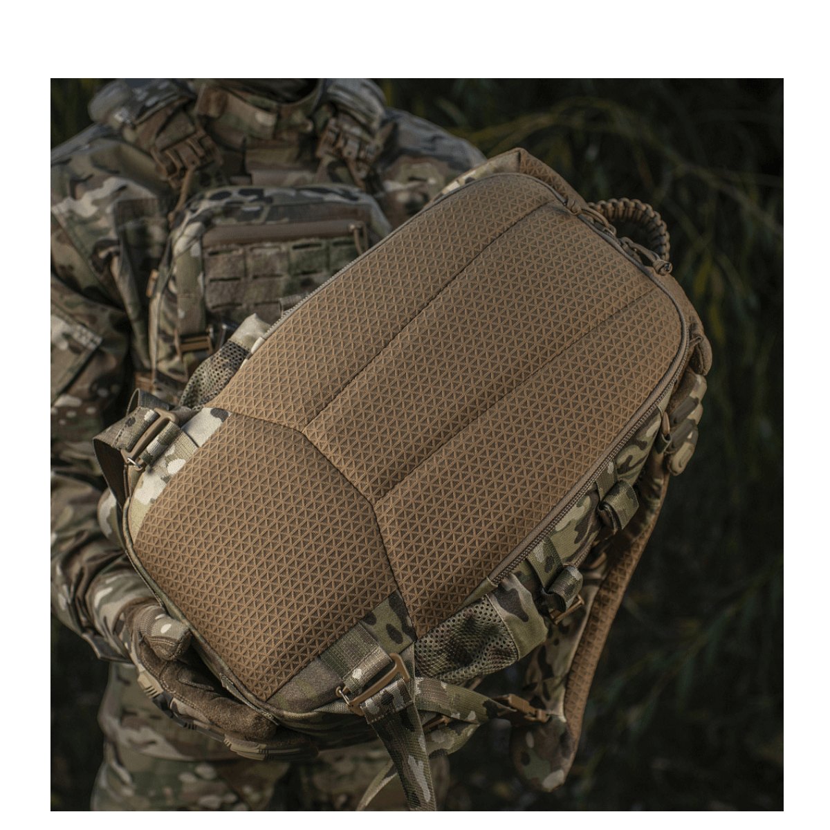 Soldat med M-Tac Mission Pack Elite rygsæk i slidstærkt Cordura 1000D med MOLLE LASER CUT-system til udvidelse af volumen.