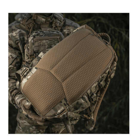 Sotilas kantaa M-Tac Mission Pack Elite -reppua, Cordura 1000D ja MOLLE LASER CUT-system tilan laajentamiseen.