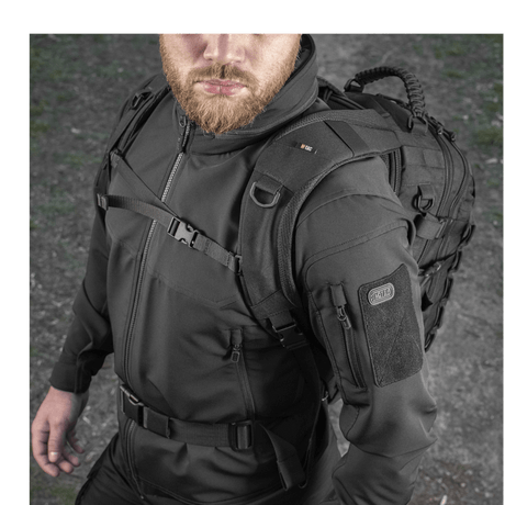 Mies kantaa M-Tac Mission Pack Elite -reppua ergonomisella muotoilulla, Cordura 1000D ja varustettuna MOLLE LASER CUT-systemillä.