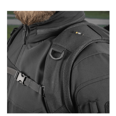 Lähikuva M-Tac Mission Pack Elite -repusta, ergonominen muotoilu, musta Cordura 1000D ja MOLLE LASER CUT-system.