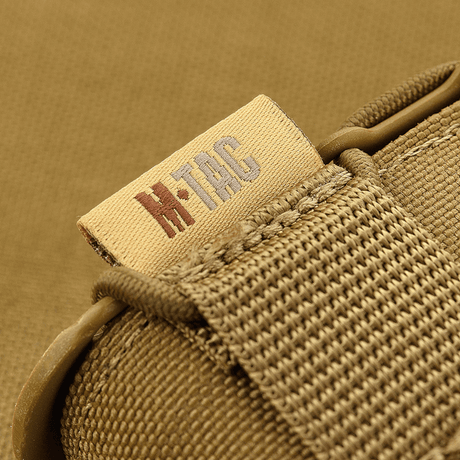 M-Tac lippastasku Kolchan AK/AR Miniille, kestävä Cordura, NIJ-sertifiointi, ompeleiden ja merkin lähikuva, galleria-asento 1.