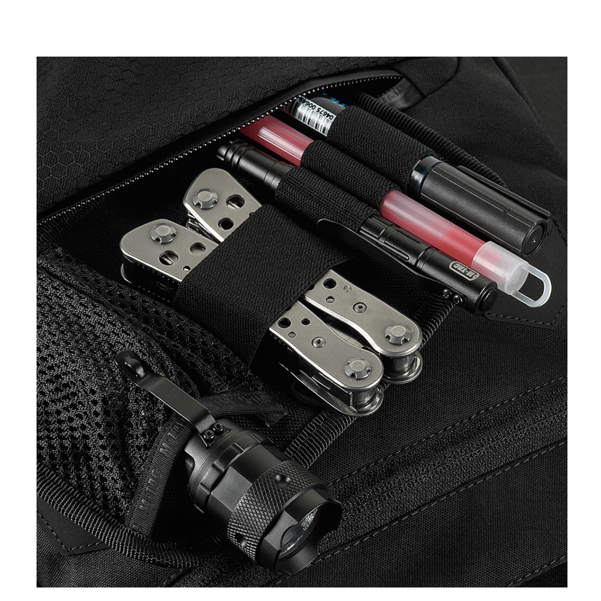 Nærbillede af M-Tac Konvert Taske Elite lommer med værktøjer og redskaber. Tasken er lavet af slidstærkt Cordura-materiale.