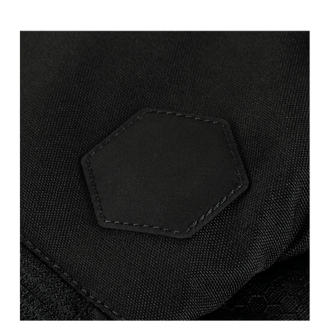 M-Tac Konvert Taske Elite, lähikuva laukun innovatiivisesta muotoilusta ja kuusikulmaisesta yksityiskohdasta, Cordura-materiaali.