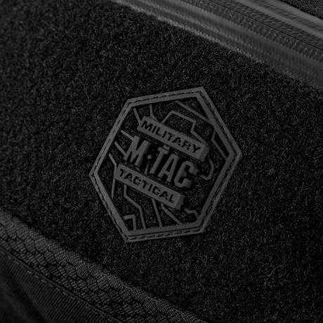 Lähikuva M‑Tac Bæltetaske Elite Hexistä, näkyvissä logo, musta Cordura-kangas, Woojin-soljet ja vesitiivis YKK-vetoketju.