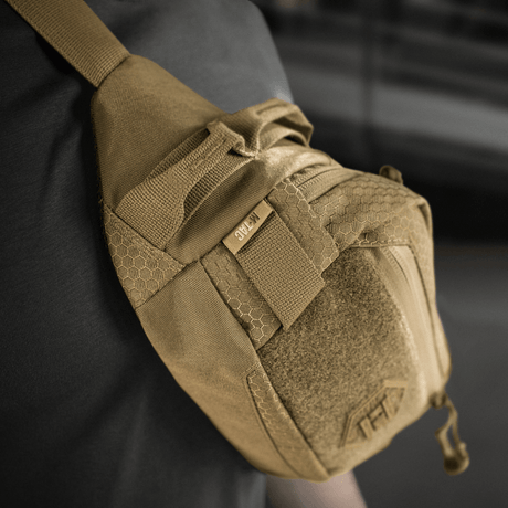 M‑Tac Bæltetaske Elite Hex käytössä, näyttää tyylikästä muotoilua ja toimivia lokeroita Cordura-kankaasta YKK-vetoketjuilla.