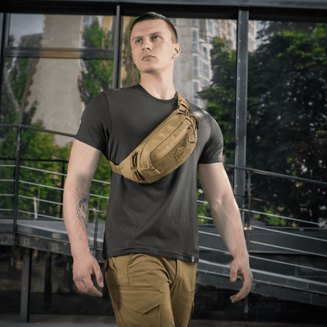 Mies kantaa M‑Tac Bæltetaske Elite Hex Cordurasta, sopii arkikäyttöön tai taktisiin varusteisiin. Ylellisyyttä ja toimivuutta yhdistävä.