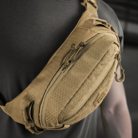 M‑Tac Bæltetaske Elite Hex Cordura 500D -materiaalista, tyylikäs muotoilu, sopii arkeen, mallin päällä musta t-paita.