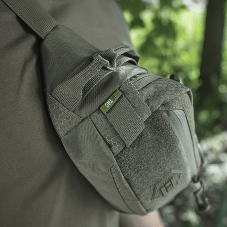 M‑Tac Bæltetaske Elite Hex Cordura 500D päällä mallilla. Kompakti laukku arkeen, vesitiivis vetoketju ja tarrapaneeli.