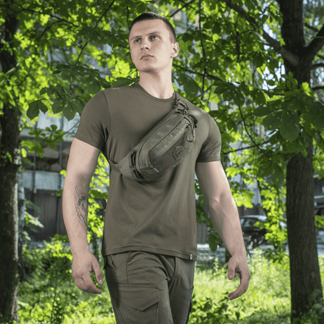 M-Tac Bæltetaske Elite Hex puvussa luonnonympäristössä. Laukku Cordura 500D:stä, YKK-vetoketjuilla ja Woojin-soljilla.