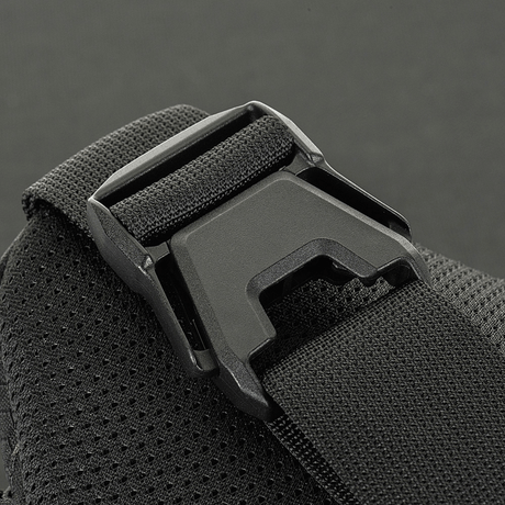 Yksityiskohta Woojin-soljesta M‑Tac Elite Hex -vyölaukussa, tukevalla remmillä ja Cordura-materiaalilla.