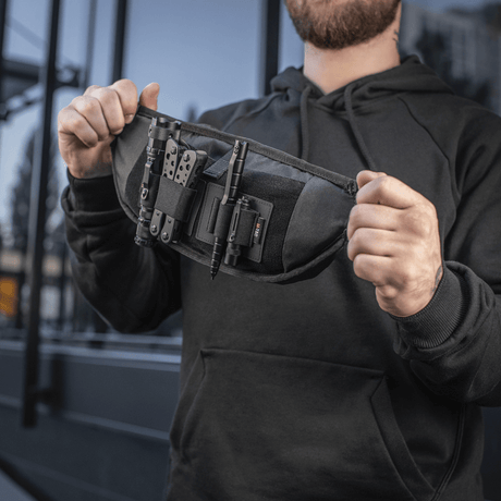 Mies pitää M‑Tac Elite Hex -vyölaukkua, kompakti ja toimiva Cordura-kankaalla ja YKK-vetoketjuilla, sopii taktiseen varustukseen.