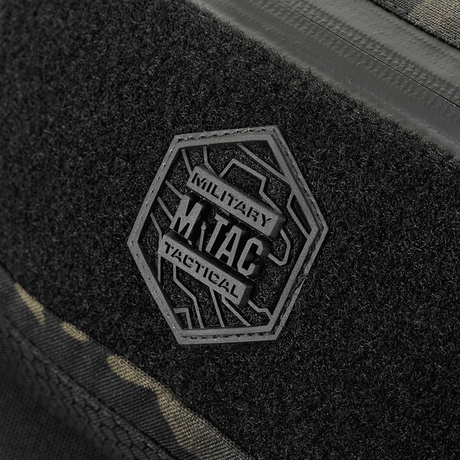 M‑Tac Elite Hex -vyölaukku Hex-logolla ja taktillisella muotoilulla, lähikuva mustasta Cordura-kankaasta ja vedenpitävästä vetoketjusta.