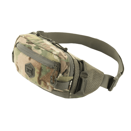 Kuva M‑Tac Elite Hex -vyölaukusta tyylikkäällä muotoilulla, sotilasprintti ja kestävät YKK-vetoketjut, sopii arkeen ja taktisiin tarkoituksiin.
