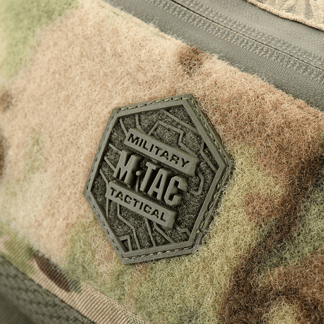 Merkki M‑Tac Elite Hex -vyölaukussa sotilasinspiroitulla muotoilulla ja Hex-logolla. Robusti Cordura-materiaali sotilaalliseen ilmeeseen.
