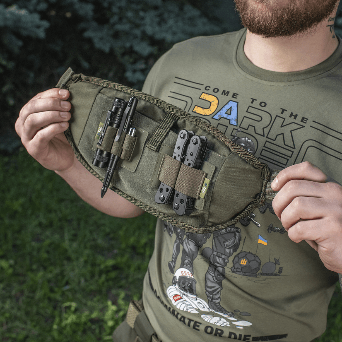 M-Tac Bæltetaske Elite Hex i brug, kompakt design med taktisk udstyr, materialer Cordura 500D og 1000D, YKK lynlåse og Woojin spænder.