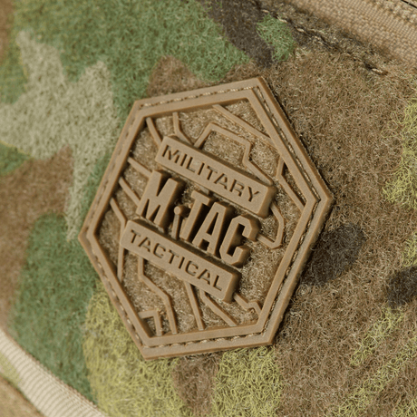 M‑Tac Elite Hex -logo camo-Cordura-materiaalissa, lähikuva taktisesta merkistä laukussa.