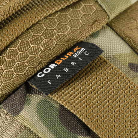 Lähikuva Cordura-kangasetiketistä M‑Tac Elite Hex -laukkussa, esillä laukun kestävä ja tyylikäs muotoilu.