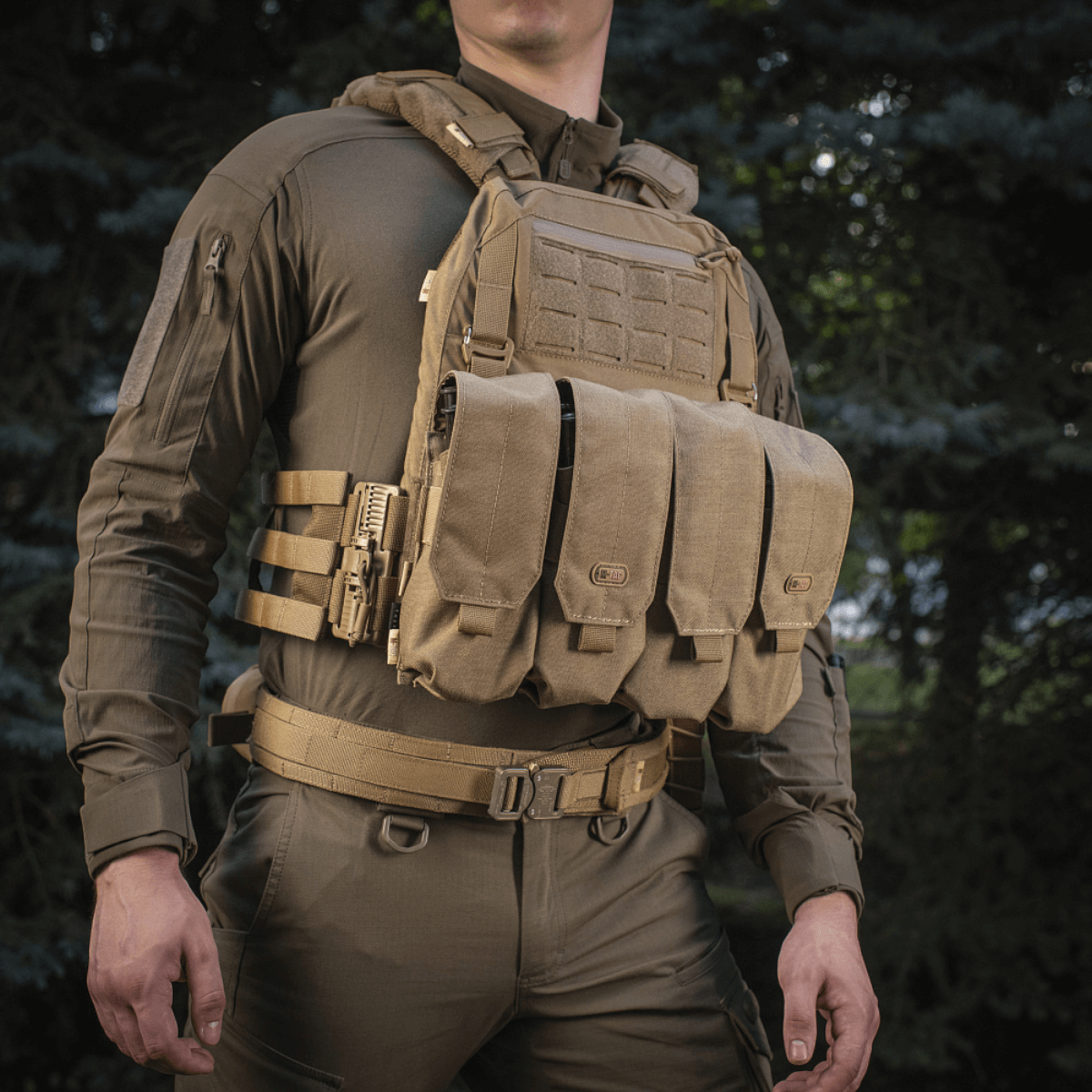 M-Tac Frontpanel til Plate Carrier Cuirass QRS XL i brug, viser holdbar Cordura 500D-materiale og MOLLE-system til ekstra udstyr.