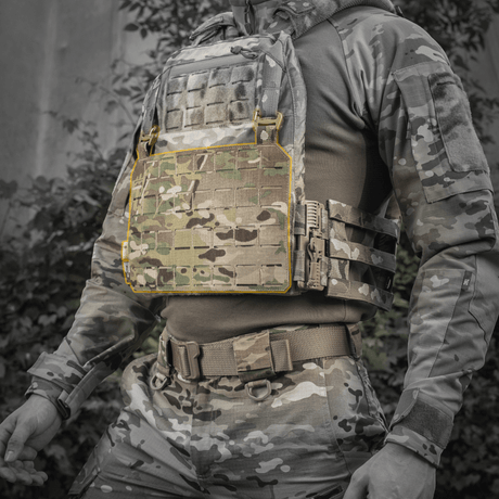 M-Tac etupaneeli Plate Carrier Cuirass QRS XL:lle, kestävä Cordura 500D, NIJ-sertifioitu, kuvassa 1 käytössä maastopuvun kanssa