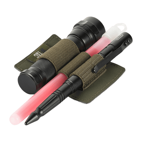 M-Tac Modulær Indsats Small (3 sektioner) EDC-tarvikkeilla kuten taskulamppu ja kuulakärkikynä, kiinnitetty elastisilla remmeillä.