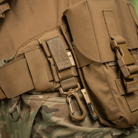 M-Tac Karabinhage Tilbehør fastgjort på MOLLE-system med velcro for taktisk udstyr, inklusive YKK beslag.