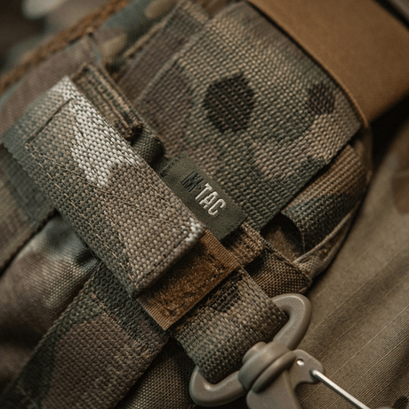 M-Tac Karabinhage Tilbehør monteret på MOLLE-system, let og kompakt karabinhage med justerbar Velcro-rem og sikker lukning.