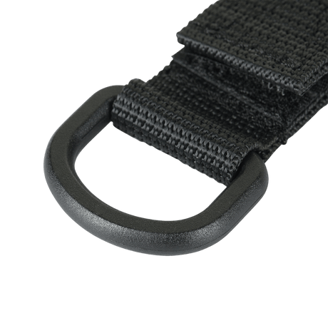 Lähikuva M-Tac D-ring-kiinnikkeestä MOLLE-järjestelmään, musta, Velcro-lukituksella, kompakti ja kevyt taktiseen käyttöön.