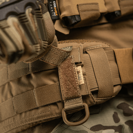 M-Tac-kiinnike D-renkaalla MOLLE-järjestelmään taktisiin varusteisiin, Velcro-säätö. Kompakti ja kevyt.