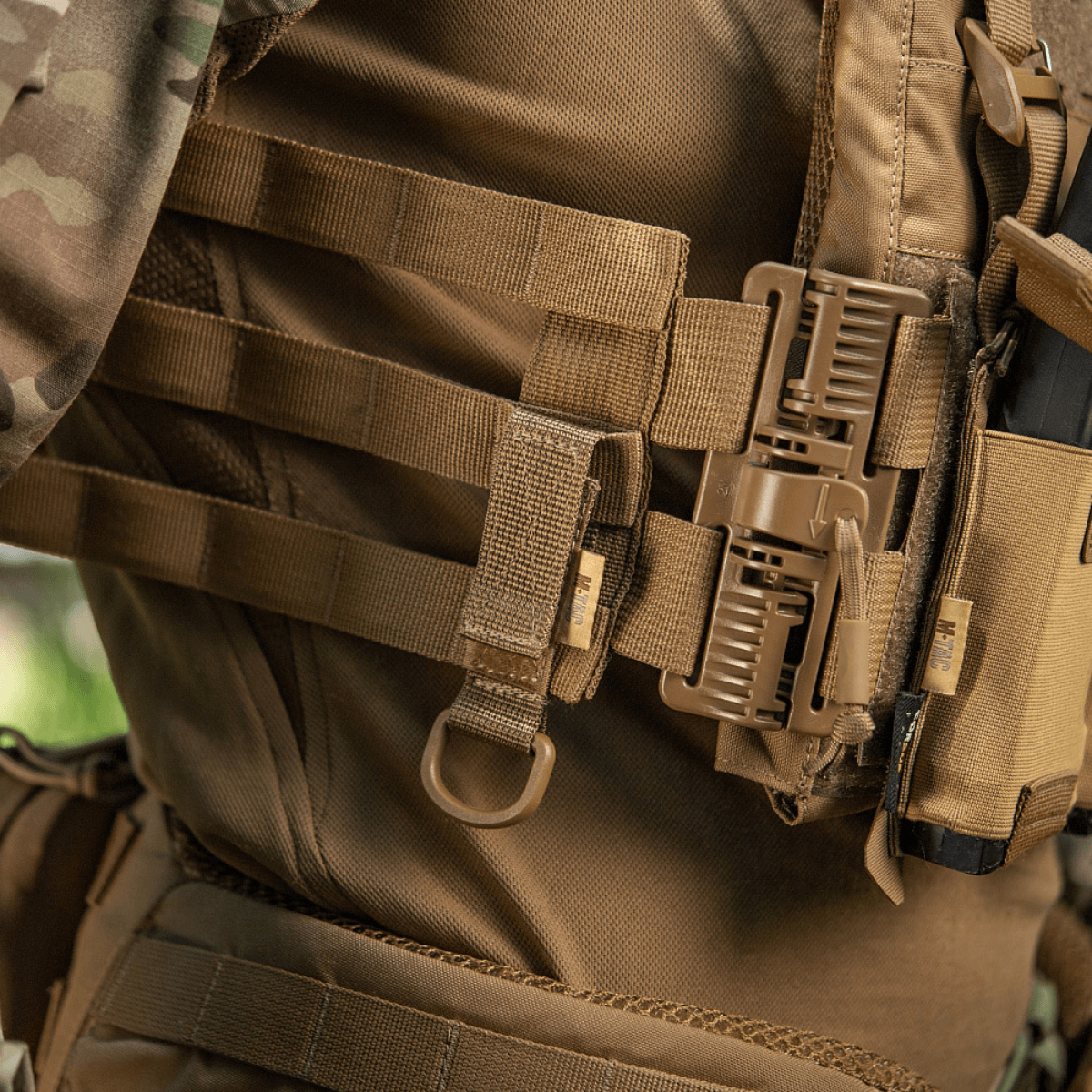 M-Tac Fastgørelse med D-ring monteret på MOLLE-udstyr