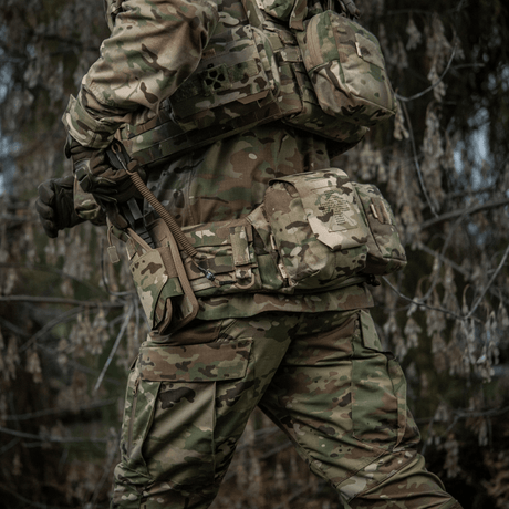 M-Tac-kiinnike D-renkaalla taktiseen käyttöön MOLLE-järjestelmällä camouflage-liivissä.