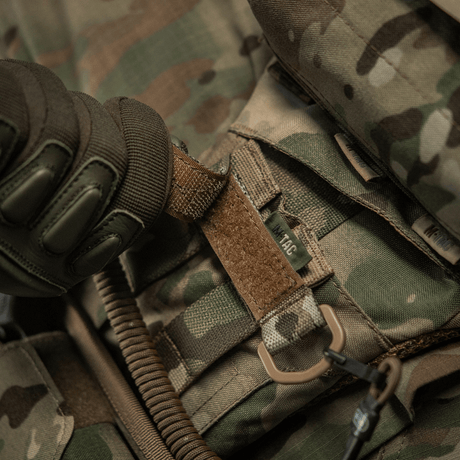M-Tac-kiinnike D-renkaalla MOLLE-varusteisiin, taktinen kiinnitys säädettävällä Velcro-sulkimella, kompakti ja kevyt.