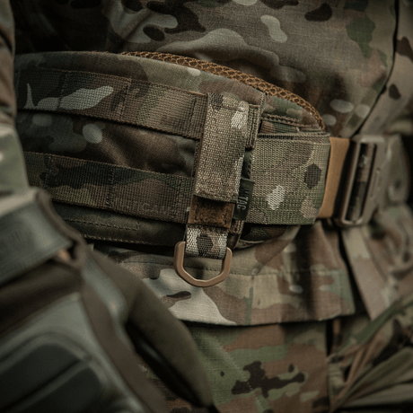 M-Tac-kiinnike D-renkaalla taktiseen MOLLE-vyöhön camouflage-kuosissa, sopii varusteiden kiinnitykseen Velcro-sulkimella.