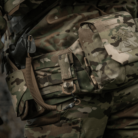 M-Tac-kiinnike D-renkaalla asennettuna MOLLE-järjestelmään taktiseen liiviin.