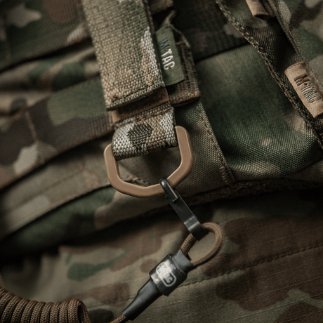 M-Tac-kiinnike D-renkaalla MOLLE-varusteisiin camouflage-liiveihin.