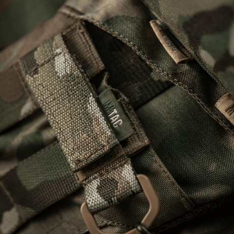 M-Tac-kiinnike D-renkaalla camouflage-mallissa MOLLE-järjestelmään.