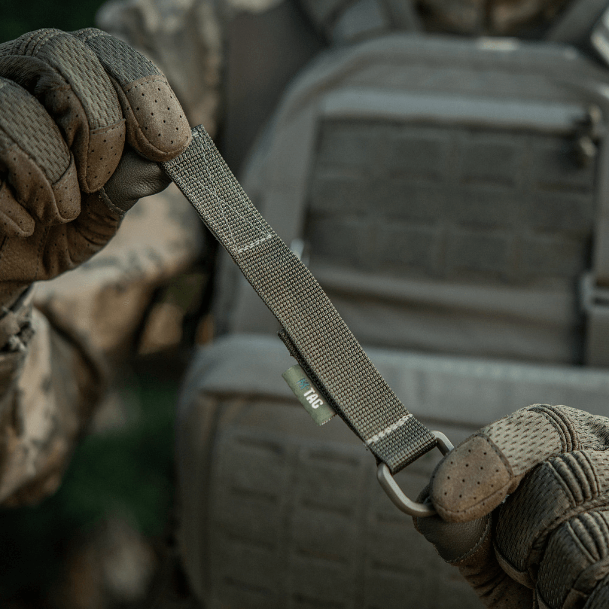 M-Tac Fastgørelse med D-ring til taktisk MOLLE-montering af udstyr på rygsæk. Funktionelt og justerbart tilbehør.