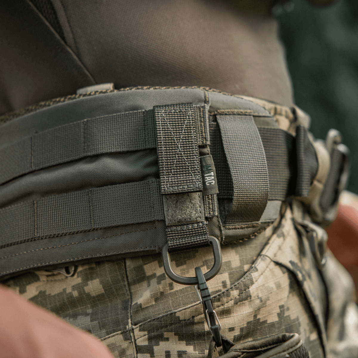 M-Tac Fastgørelse med D-ring på taktisk bælte med MOLLE-system og Velcro for sikker ophængning og justerbar pasform, ideel til udendørs brug.