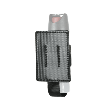 M-Tac modulaarinen pepperspray-indsats elastisella hihnalla ja Velcrolla järjestelyyn, asennettuna laukkuun helppoa käyttöä varten.