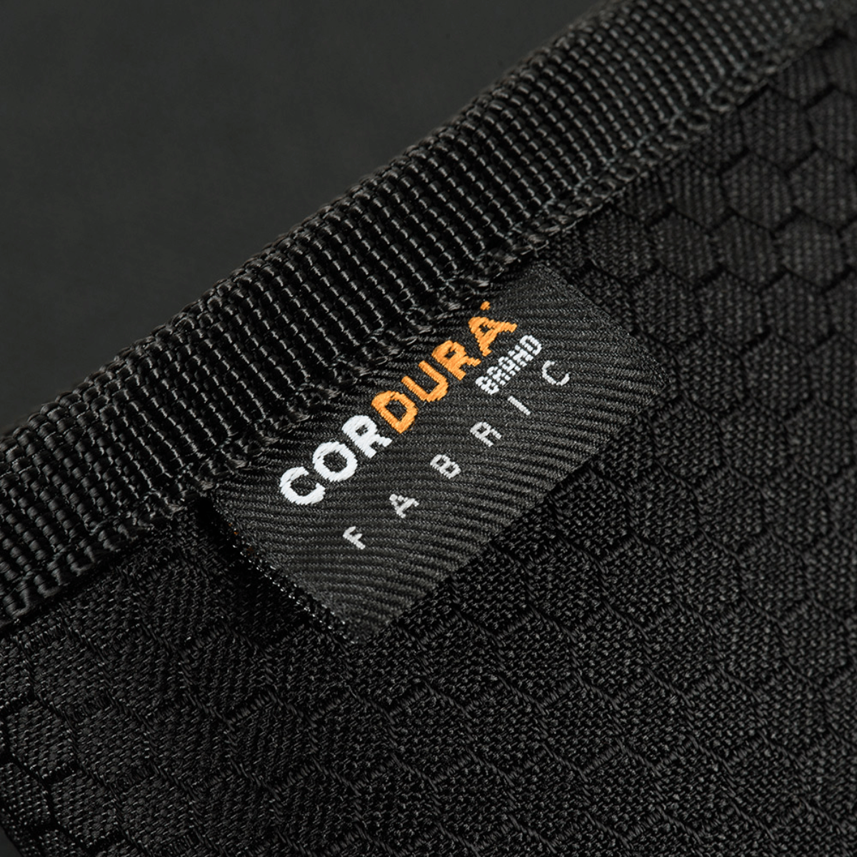 Nærbillede af M‑Tac Pung Elite Gen.II Hex lavet af Cordura Hex 1000D stof med synlig mærkat.