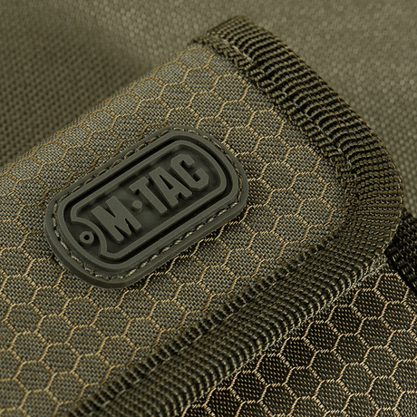 Lähikuva M-Tac Pung Elite Gen.II Hexistä kestävästä Cordura-kankaasta YKK-vetoketjulla, sopii käteiselle ja korteille.