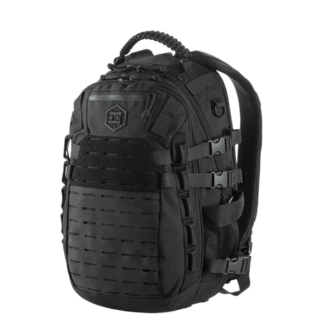 M-Tac Mission Rygsæk Elite Hex mustana, MOLLE-järjestelmällä ja Cordura Hex 1000D -materiaalilla ulkoilmaretkille.