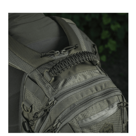 M-Tac Mission Rygsæk Elite Hex ergonomisella muotoilulla ja Cordura-materiaalilla, yksityiskohtainen kuva MOLLE LASER CUT -järjestelmästä.