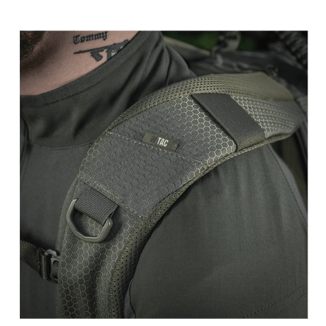Lähikuva M-Tac Mission Rygsæk Elite Hex -repusta ergonomisella olkahihnalla Cordura Hex 1000D -materiaalista, sisältää MOLLE LASER CUT -järjestelmän.