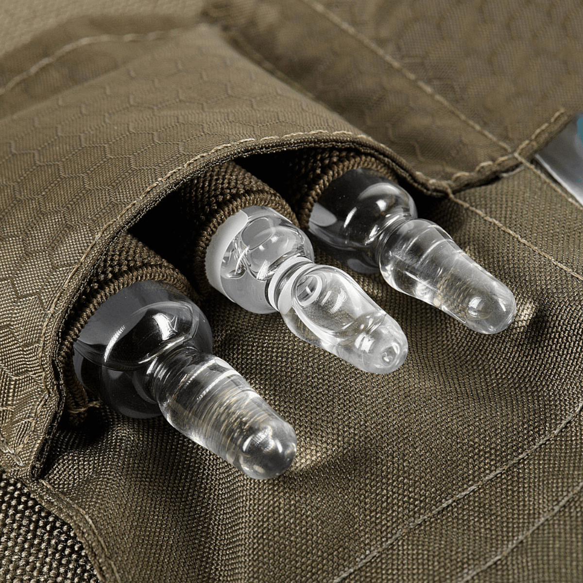 Nærbillede af M-Tac City Med Pouch Hex med medicinske beholdere synlige. Lavet af Hex Polyester for holdbarhed og nem vedligeholdelse.