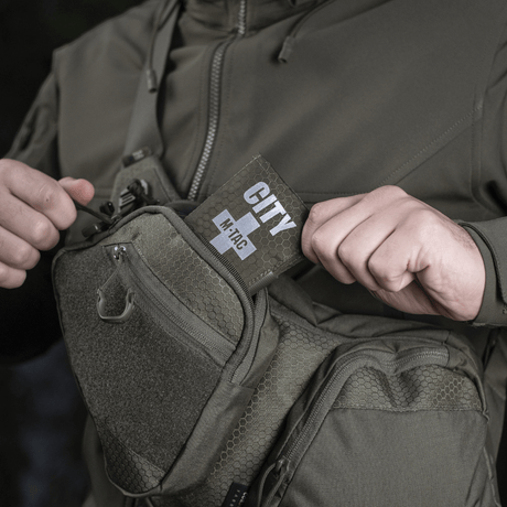 M-Tac City Med Pouch Hex, kulutusta kestävä kuusikulmio-kuvioitu ripstop-kangas, kompakti kannettava ensiapupakkaus, galleria-asento 1.