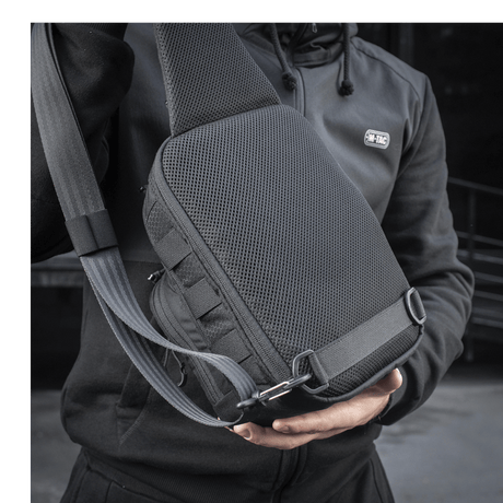 M-Tac Cross Taske Slim Elite Hex käytössä, näyttää tyylikkään muotoilun ja kestävät materiaalit.