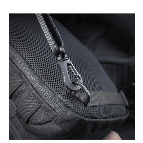 Lähikuva M-Tac Cross Taske Slim Elite Hex -laukusta, vankka YKK-vetoketju ja Woojin-solki, valmistettu kestävästä Cordura-materiaalista.