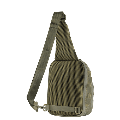 M-Tac Cross Taske Slim Elite Hex yksilaukkuna Cordura-materiaalista säädettävällä remmillä, sivuprofiilissa tyylikäs muotoilu ja toiminnallisuus.