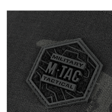 M-Tac Cross Taske Slim Elite Hex -logo laukussa kulutusta kestävästä Cordura-materiaalista, lähikuva M-Tac-merkistä.