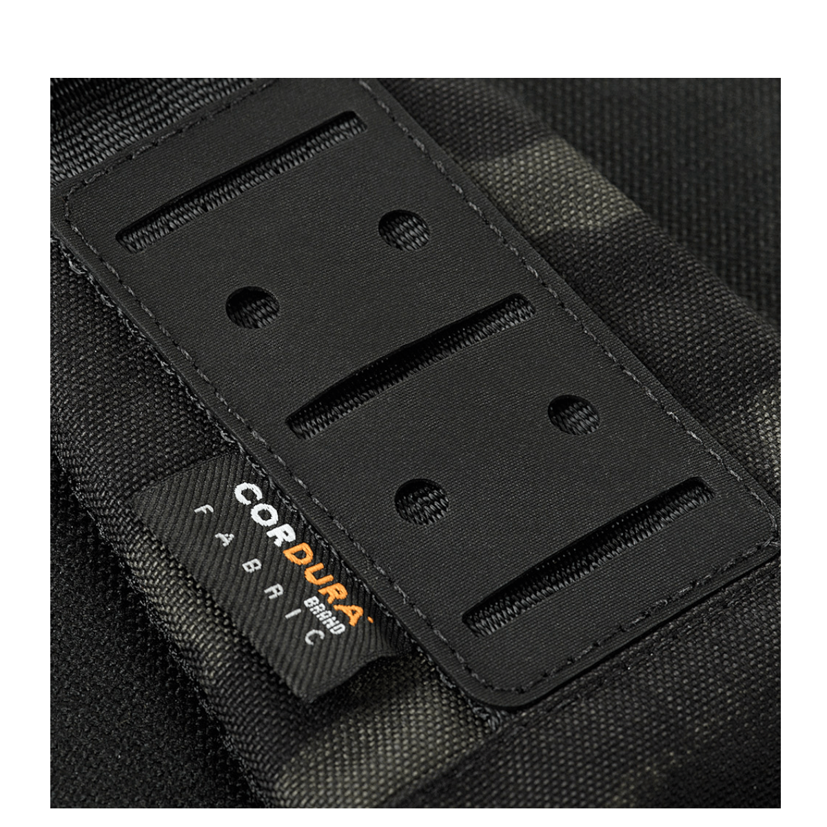 Detaljer af M-Tac Cross Taske Slim Elite Hex i robust Cordura-materiale med stilfuldt design.